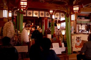 立春朝搾り 神社での祈祷の様子